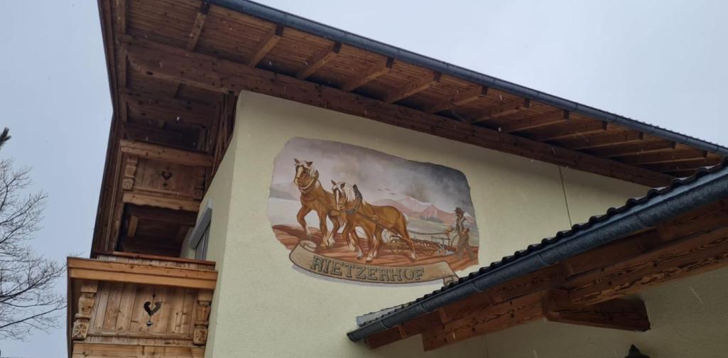 Verena Eine Hausansicht mit dem Wappen des Rietzerhof