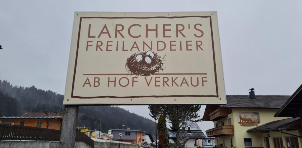 Verena Das Schild mit der Aufschrift "Larchers Freilandeier" am Straßenrand