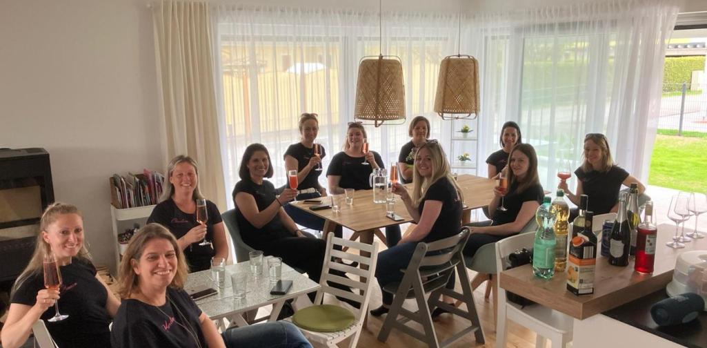 Verena Zehn Frauen in einem Wohnzimmer bei Kaffee und Kuchen