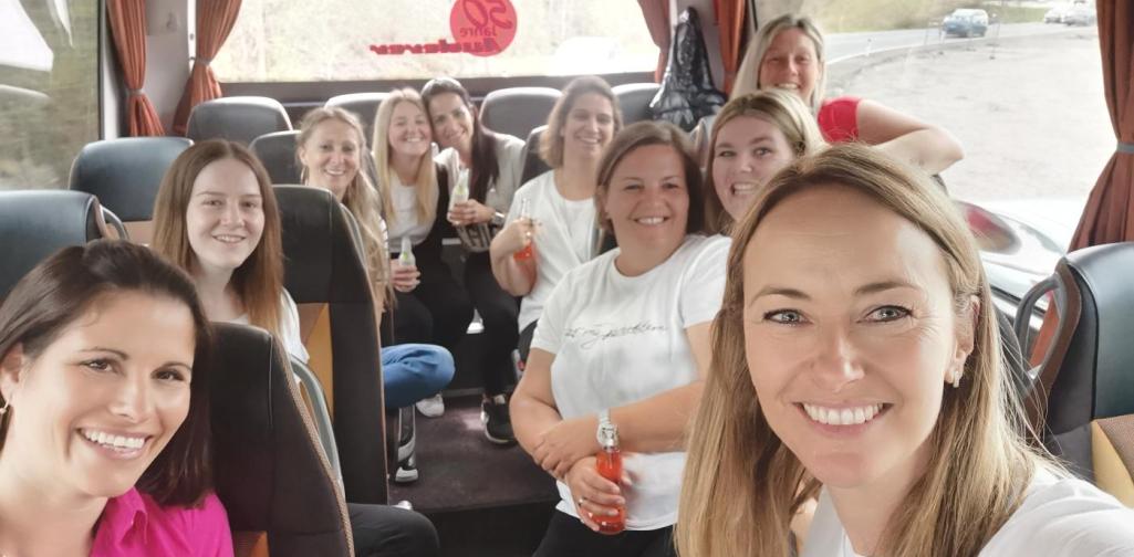 Verena Zehn Frauen im Bus auf der Fahrt nach Kärnten