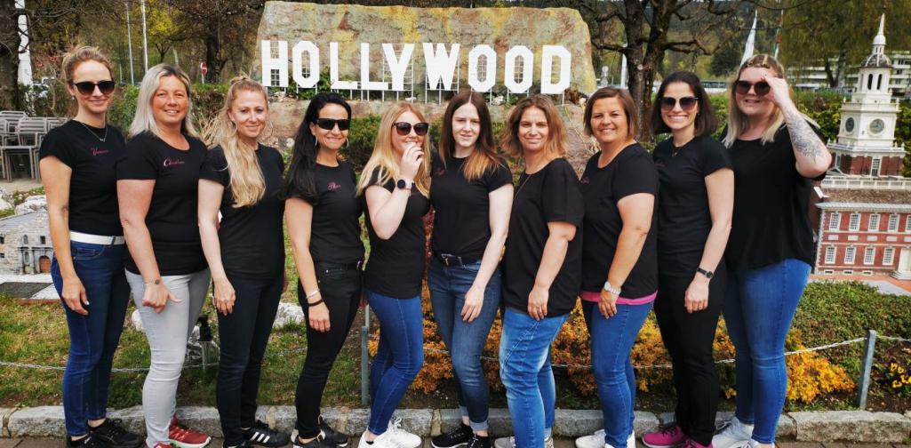 Verena 10 Pädagoginnen vor dem Hollywood Schild imMinimundus