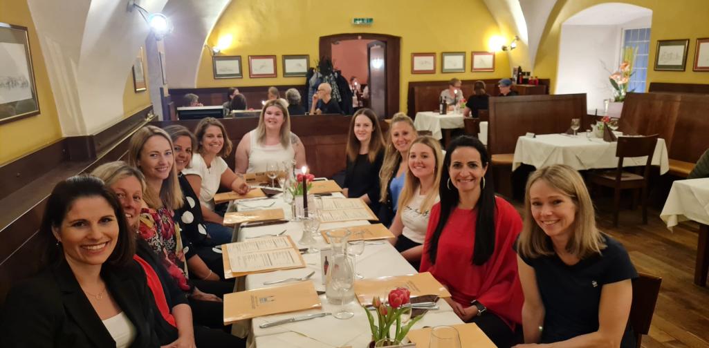 Das Team im Gasthaus am Esstisch versammelt