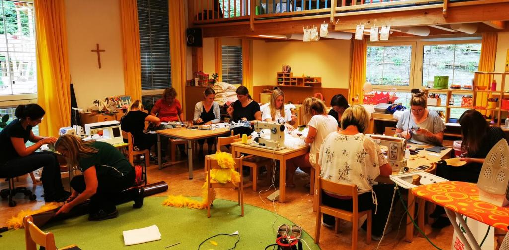 Verena Das Kiga Team gestaltet die Kostüme