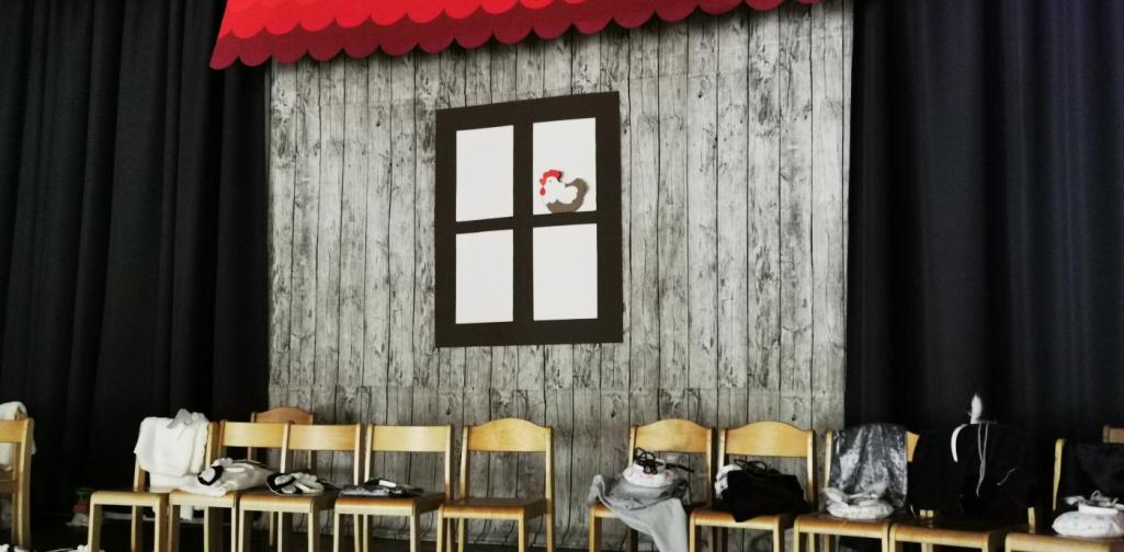 Verena Aus einem Holzstoff und einem Kartondach ensteht an der Bühnenwand eine Scheune n