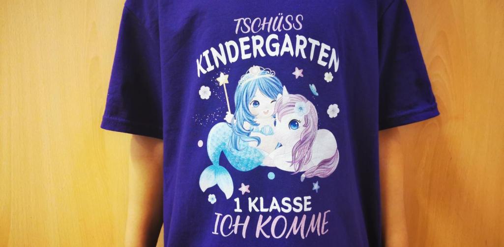 Verena Ein T-Shirt mit der Aufschrift: Tschüss Kindergarten, !.Klasse ich Komme