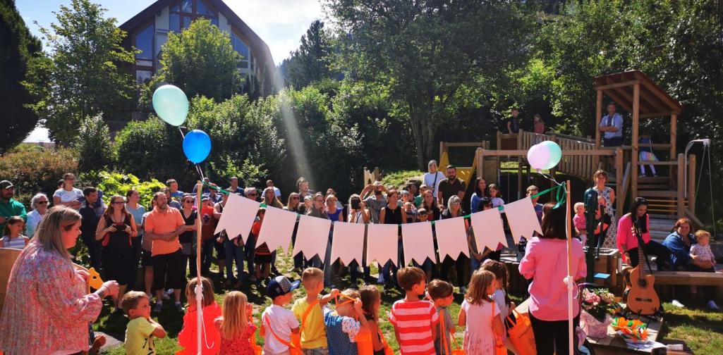 Verena Die Zuschauer des Festes sind zu sehen, die Schulkindern von hinten mit den Taschen in der Hand