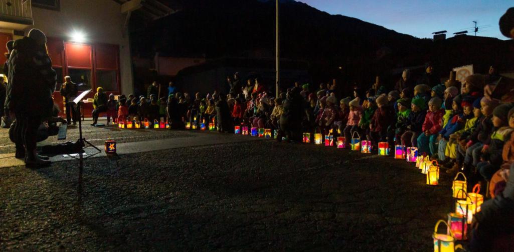 Verena Alle Kinder mit ihren Laternen im Halbkreis stehend