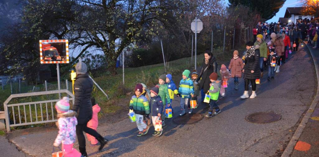 Der Beginn des Martinszuges; Pädagogen gehen mit den Kindernin der Zweierreihe an