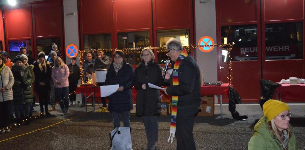 Die Frau Bürgermeisterin, der Herr Pfarrer und seine Pastoralassistentin am Festplatz