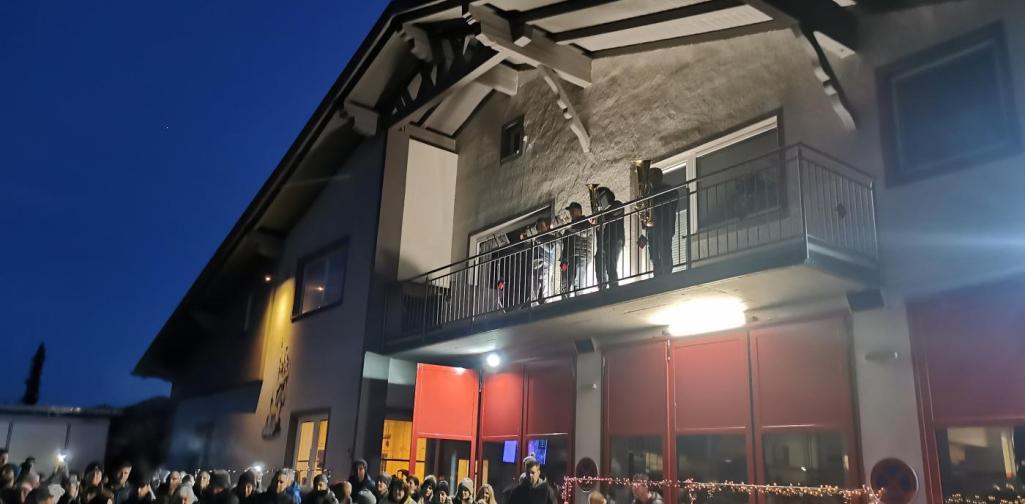 Verena Vier Bläser stehen am Balkon und spielen Musik während wir beim Festplatz ankommen