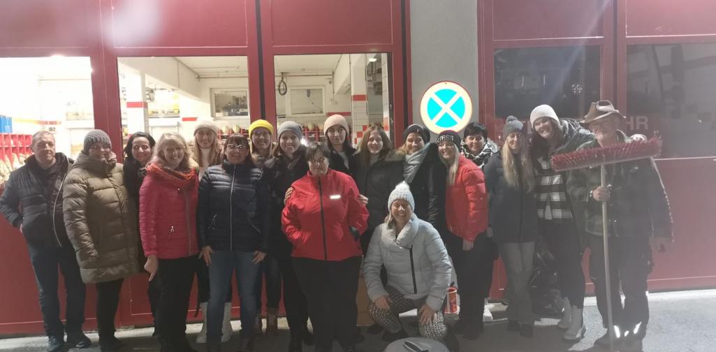 Verena Ein Gruppenfoto vor der Feuerwehrhalle mit dem Team des Kindergartens, Franz Raich und den Pollinger Bäurinnen