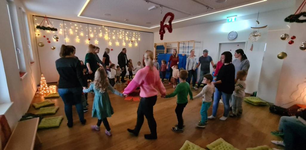 Verena Kinder und Eltern beim Tanzen des Weihnachtswichteltanzes