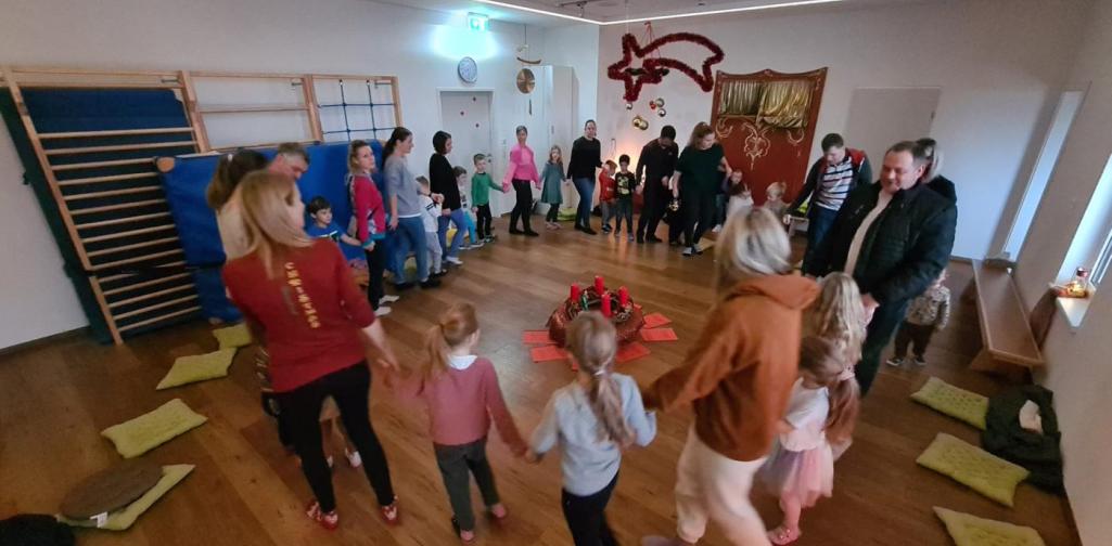 Verena Kinder und Eltern beim Tanzen des Weihnachtswichteltanzes