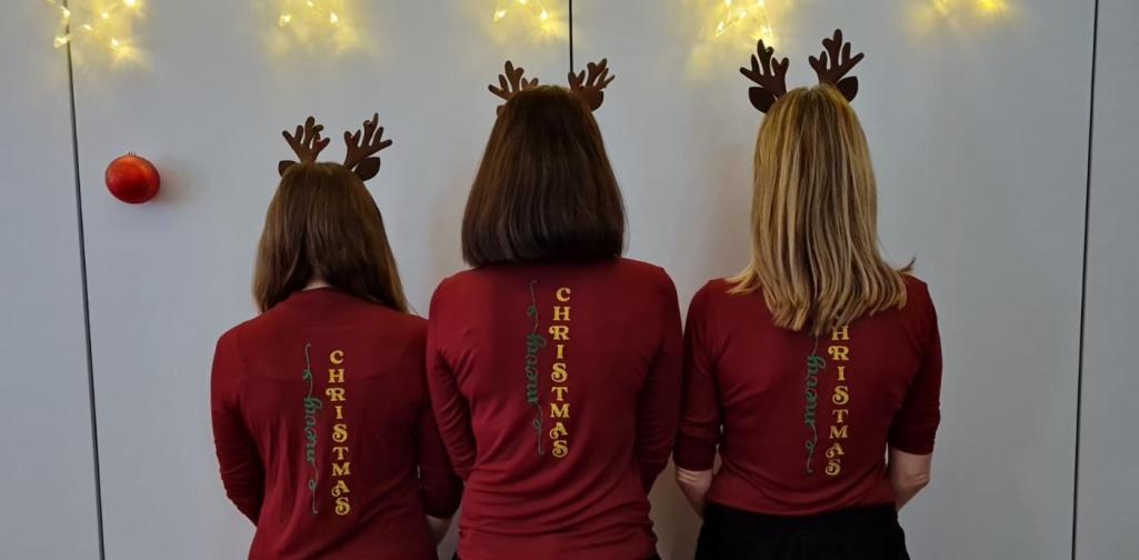 Verena Drei Päd. von hinten mit dem selben T Shirt mit der Aufschrift: merry Christmas