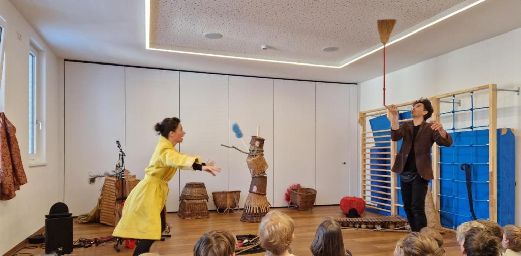 Verena Eder Zwei Künstler des Landestheaters beim Spielen des Stückes "Wenn Schnecken hausen"