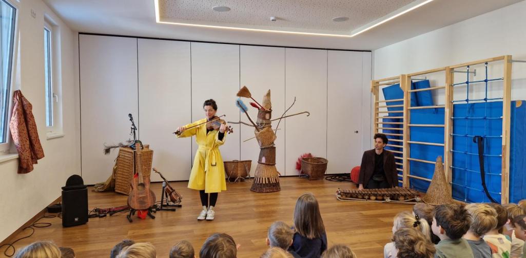 Verena Eder Zwei Künstler des Landestheaters beim Spielen der Instrumente des Stückes "Wenn Schnecken hausen"