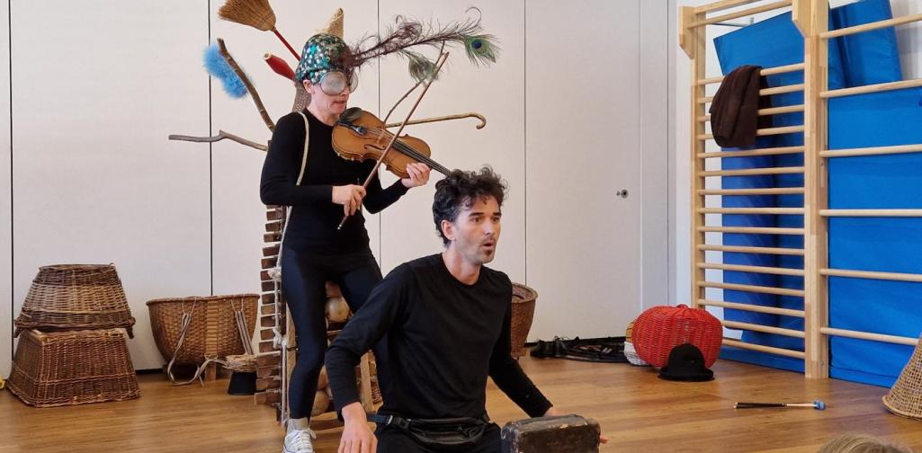 Verena Eder Zwei Künstler des Landestheaters beim Spielen des Stückes "Wenn Schnecken hausen"