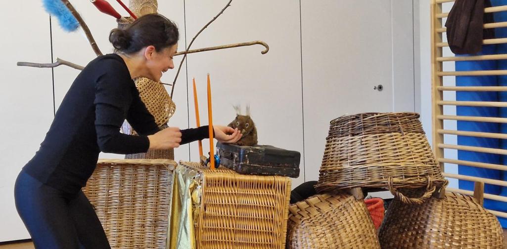 Verena Eder Die Künstlerin des Theaters füttert das Eichhörnchen mit einer Nuß