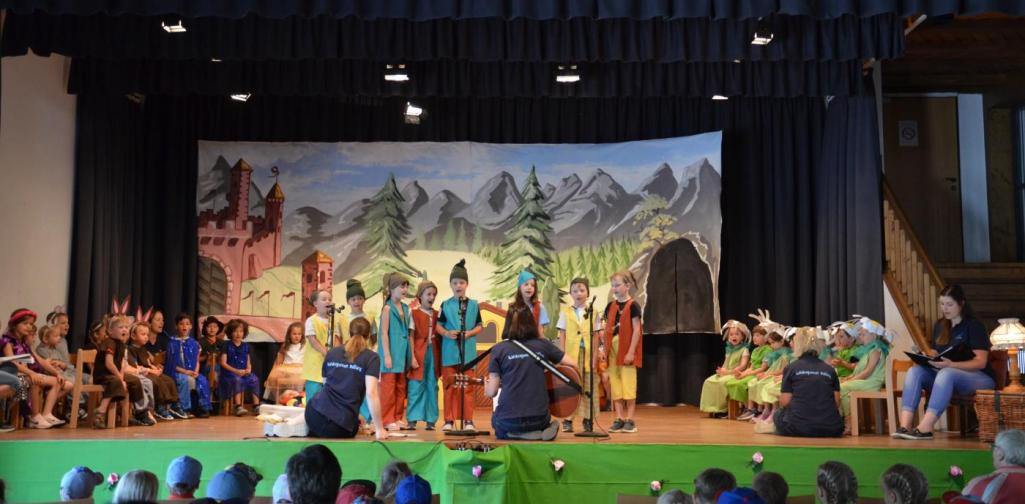 die Bühne beim Musical mit einem Hintergrund aus Schloß und dem Bergstolleneingangs