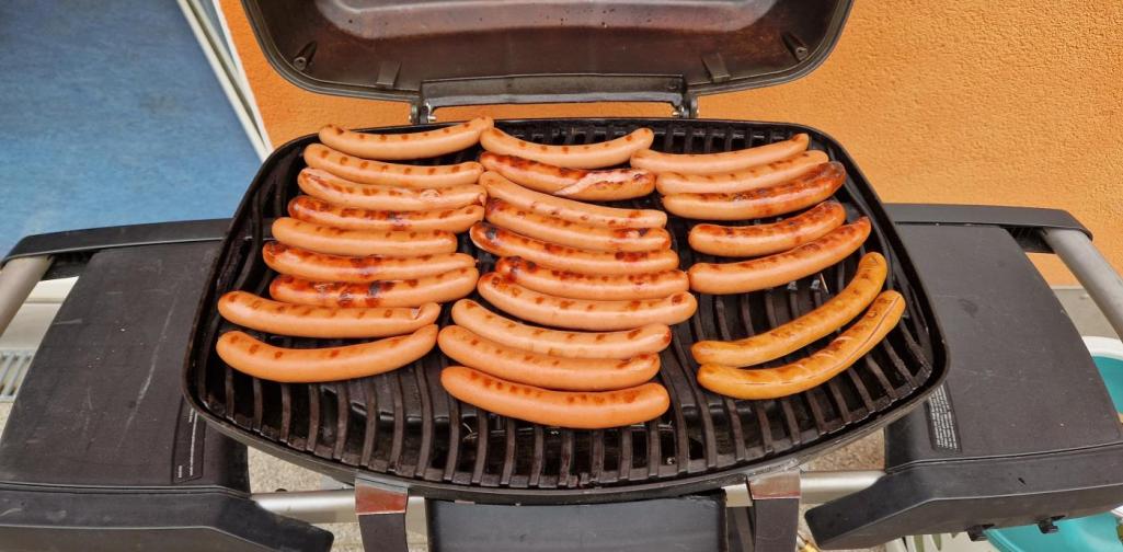 Verena Eder Viele Frankfurter Würstel auf dem Grillrost