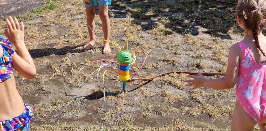 Verena Eder Ein Wurm der aus seinen Armen Wasser spritzt