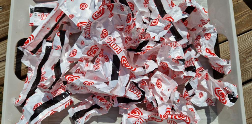 Verena Eder Leere Twinni Eisverpackungen auf einem Tablet