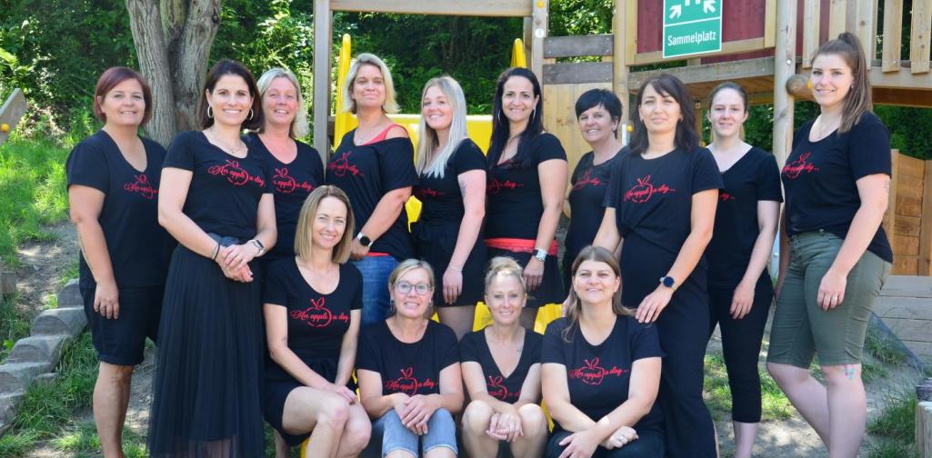 Das Kindergartenteam mit einheitlichen schwarzen T-Shirts