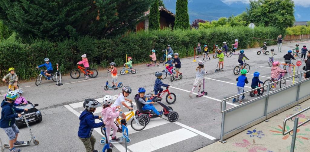 Barbara Baldauf Alle Kinder fahren mit ihren Fahrzeugen am Schulparplatz die Runden