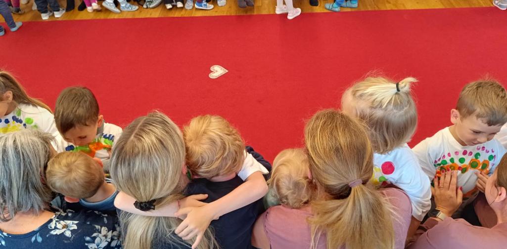 Verena Eder Mütters , die nach der Feier gerührt ihr Kind umarmen