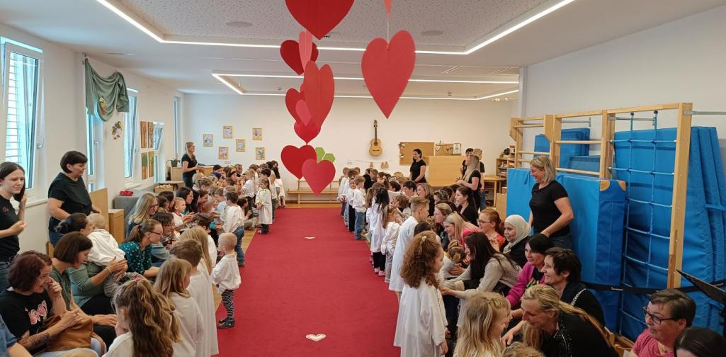 Verena Eder Alle Kinder bei der Probe zur Muttertagsfeier mit den Betreuerinnen