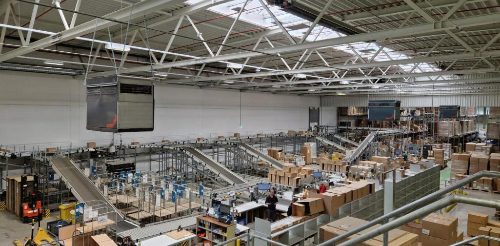 Verena Eder Die Lagerhalle vom Personalshop. Pakete am Förderband