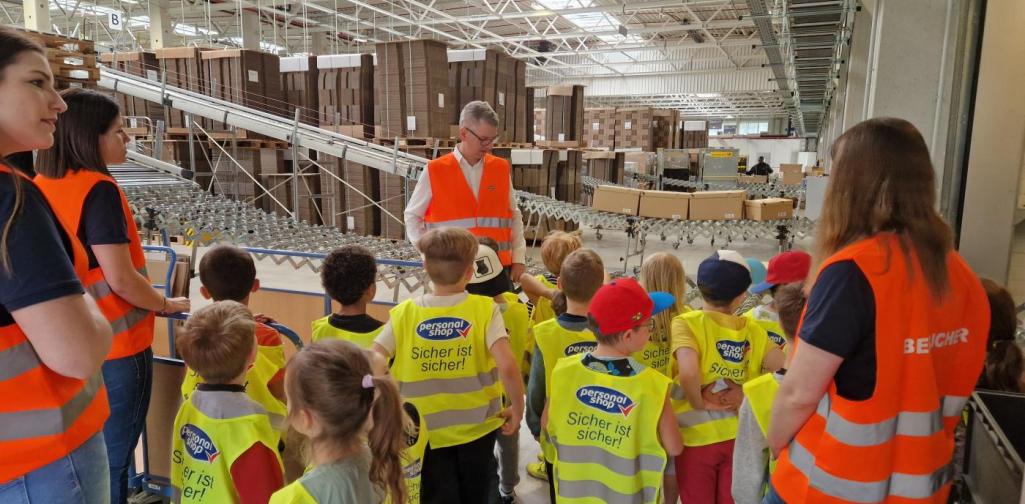 Verena Eder Bernhard vom PErsonalshop erklärt den Kindern dass hier die Pakete in die LKW`s geladen werden