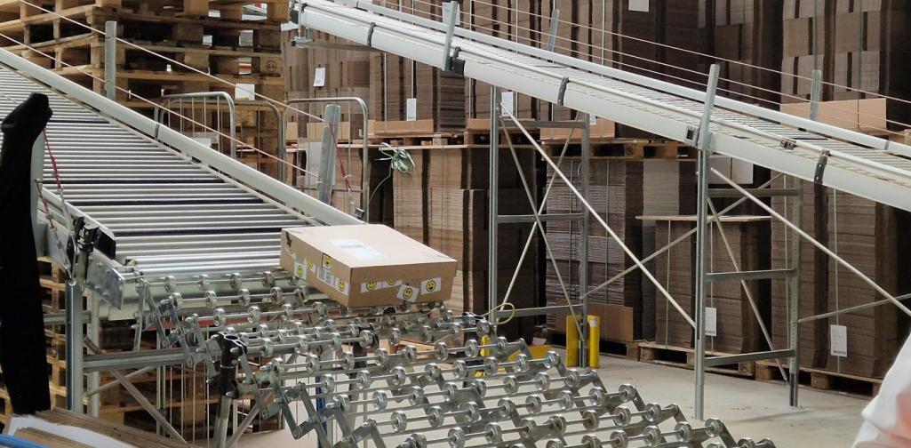 Verena Eder Das beklebte Paket rollt die Rollrampe herunter