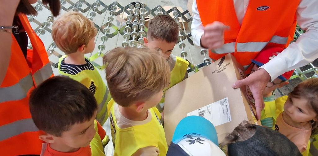 Verena Eder Ein paar Kinder versuchen das Adressetikett zu lesen