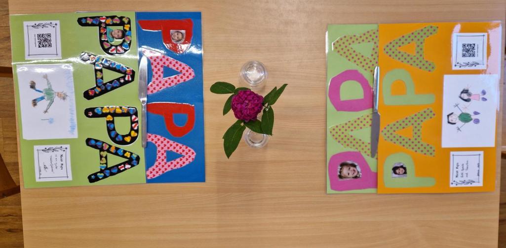 Verena Eder Ein Tisch von oben damit die Platzsets, die Kinder gebastelt haben, gut zu sehen sind