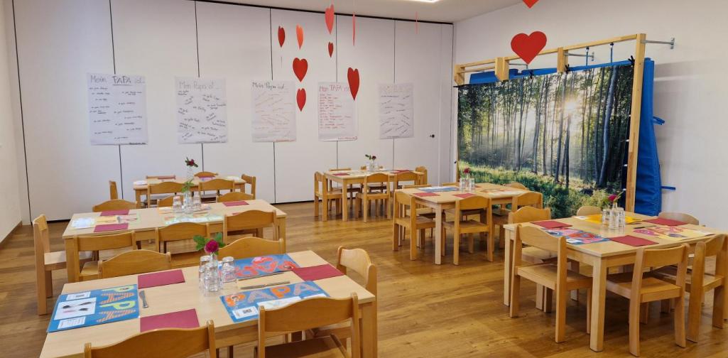 Verena Eder Der Frühstücksraum, schön gedeckt und zum Feiern bereit