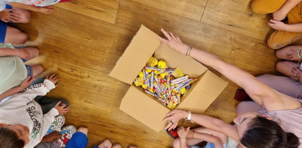 Verena Eder Die Kindergartenpädagogin öffnet das Paket