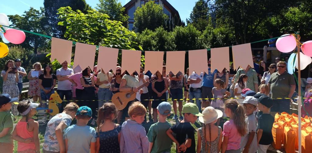 Verena Eder Die künftigen Schulkinder stehen unter der Girlande und schauen auf die Zuschauer
