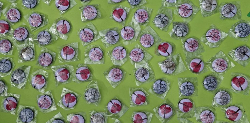 Verena Eder Viele Baum Magnete auf grünem Hintergrund