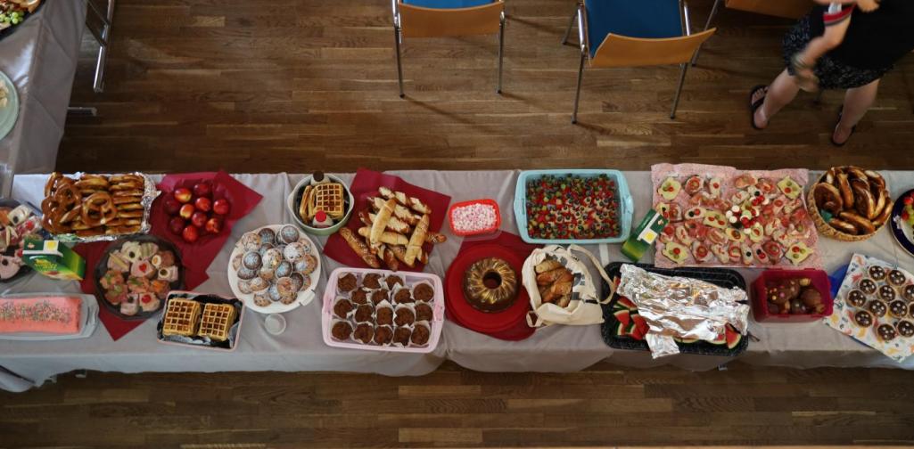 Ein Buffettisch gefüllt mit Fingerfood- Essen und Getränken