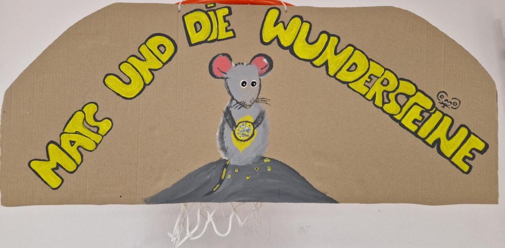 Verena Eder Ein Bild der Maus Mats mit ihrem Wunderstein. Die Schule lud uns zur Generalprobe ihrer Aufführung ein