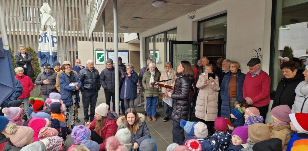 Verena Eder Ein Christbaum aus Tüchern geformt, mit Kugeln Sternen und Girlanden verziert