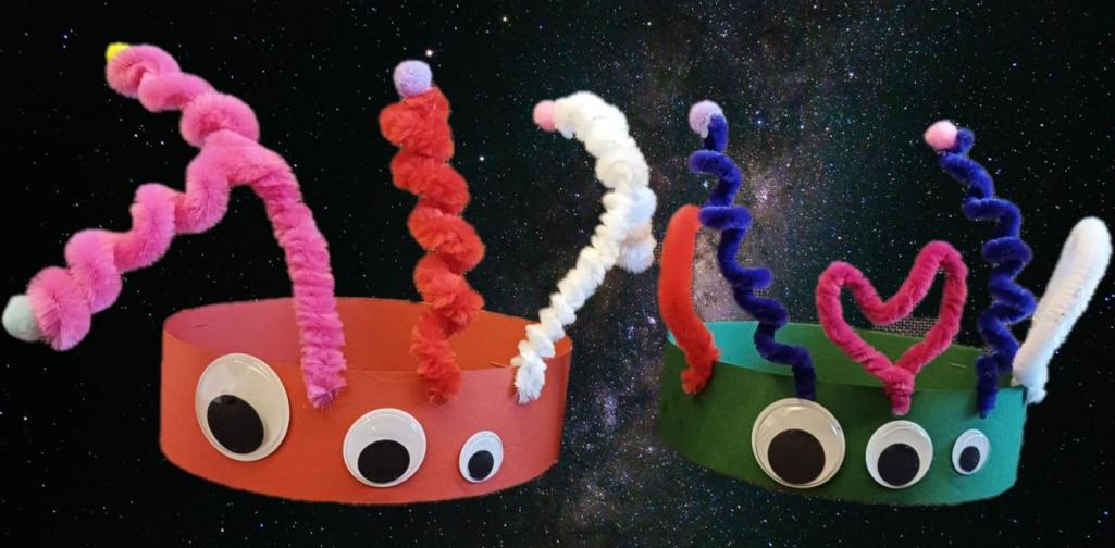 Verena Eder Gebastelter Kopfschmuck aus Kartonkrone und Pfeifenputzerantennen für die bunten Aliens