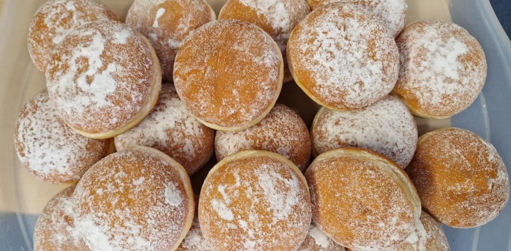 Verena Eder Ein Tablett mit Faschingskrapfen belegt