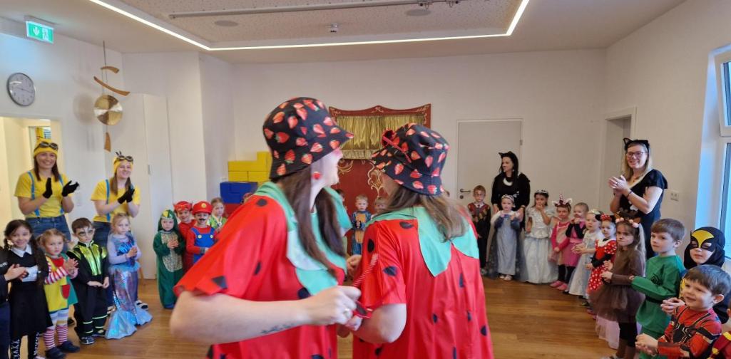 Verena Eder Ein Teil des Teams als Erdbeeren verkleidet und beim Tanzen fotografiert