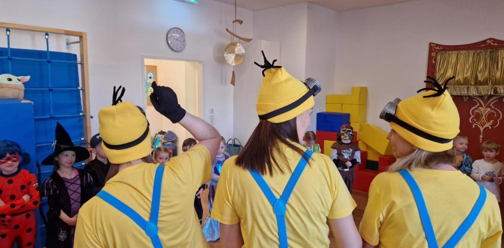 Verena Eder Ein Teil des Teams als Minions verkleidet und von hinten fotografiert