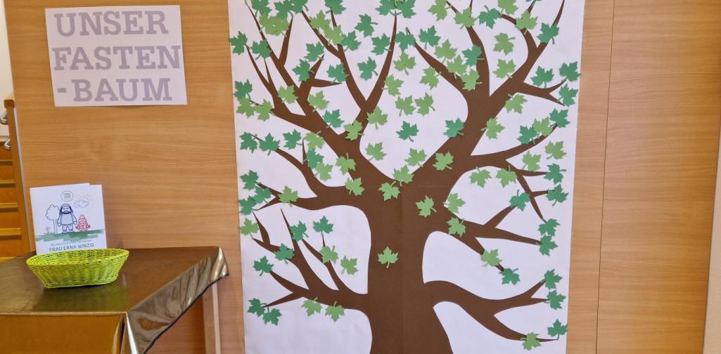 Verena Eder Unser Fastenbaum trägt schon viele Blätter, die die Kinder beim Umsetzten der Vorsätzen zum Umwelt schützen kleben konnten