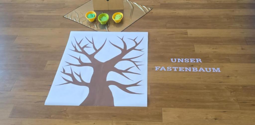 Verena Eder Ein Bild von einem kahlen Baum (Fastenbaum) liegt in der Kreismitte, daneben ein Körbchen mit grünen Blättern. Bei umsetztung der Vorsätze kleben wir ein Blatt zum Baum