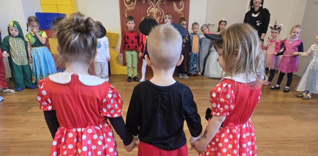Barbara Baldauf Zwei Minni Mäuse stehen neben einer Mickey Maus, Von hinten fotografiert