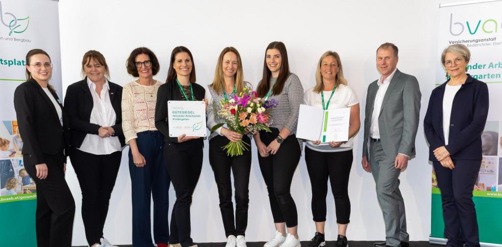 bvaeb Vier Teammitglieder des Kg und KK Polling bei der festlichen Übergabe des Gütesiegels und eines Blumenstrauß